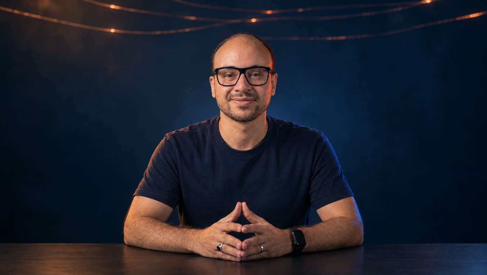 محمد الجاحر على مكتبه